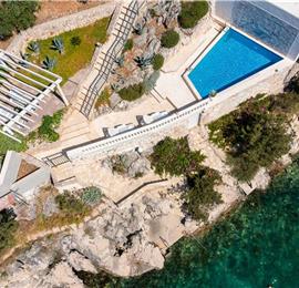 6 Bedroom Waterfront Villa with Pool in Uvala Ljubljeva near Trogir, Sleeps 12-13